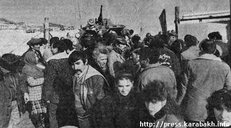 Внутренние войска в Шаумяновском районе — последняя надежда армянского населения на мирную жизнь.Фото Владимира ЖАРОВА.